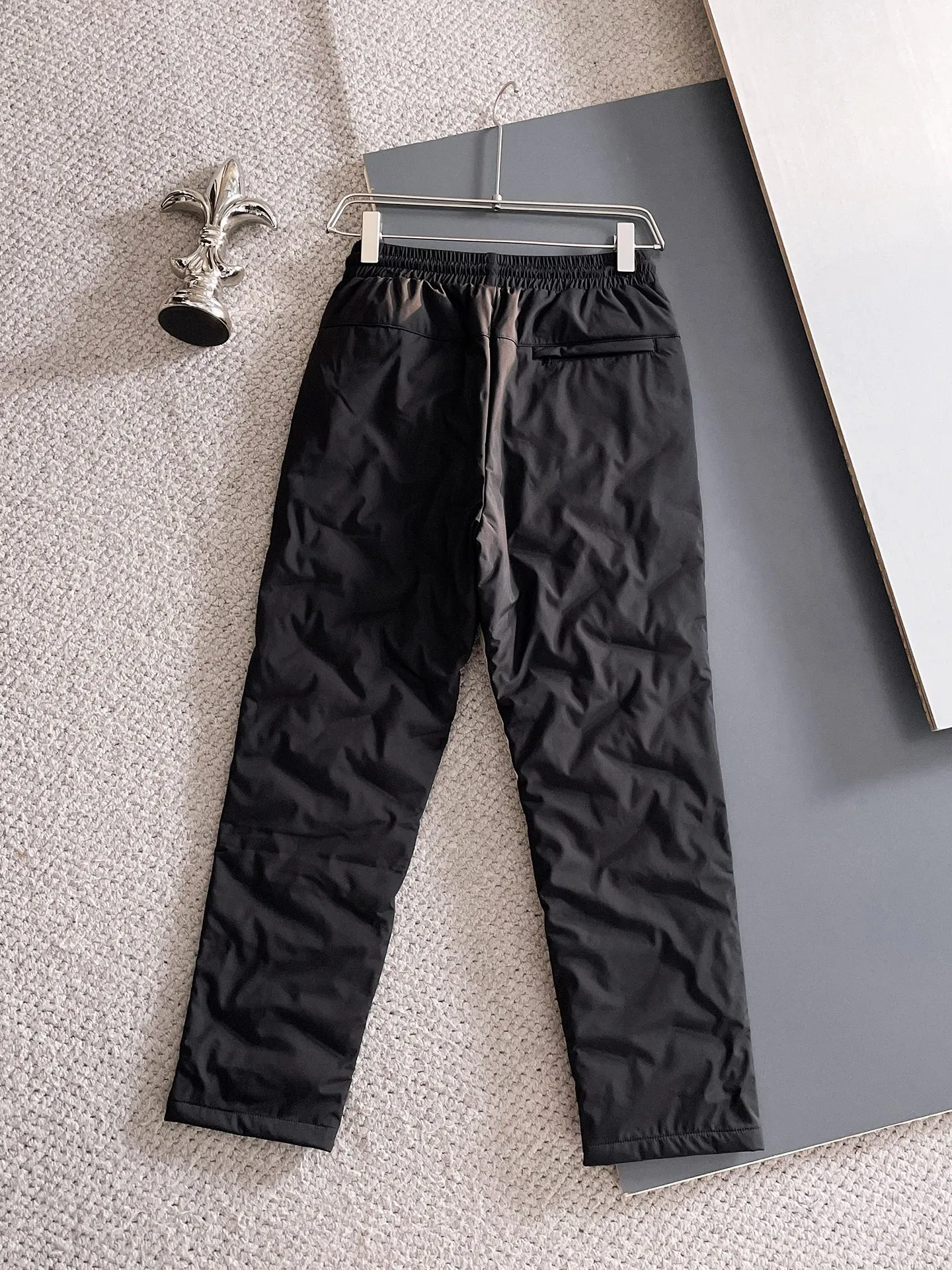 P490 Big Goose 25ss new autumn and winter thickened warm down pants are here🔥A must-have for winter, outdoor windproof, temperature-locking and warm. Made of professional-grade outdoor windproof, waterproof and breathable fabric. Lining is 90% white duck down filling. Lightweight design. Lightweight and warm. Seamless gluing process on the inside. Made of light and bold-proof velvet fabric to effectively prevent velvet running. Original hardware accessories. Classic logo matching. Simple and versatile. The upper body is stylish and not bulky. The style is the same for men and women! Size: M-3XL.